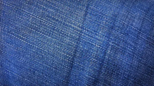 Męskie jeansy skinny – jak je modnie nosić?