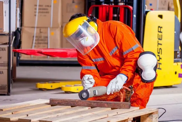 Z jakich materiałów produkuje się robocze koszulki odblaskowe?