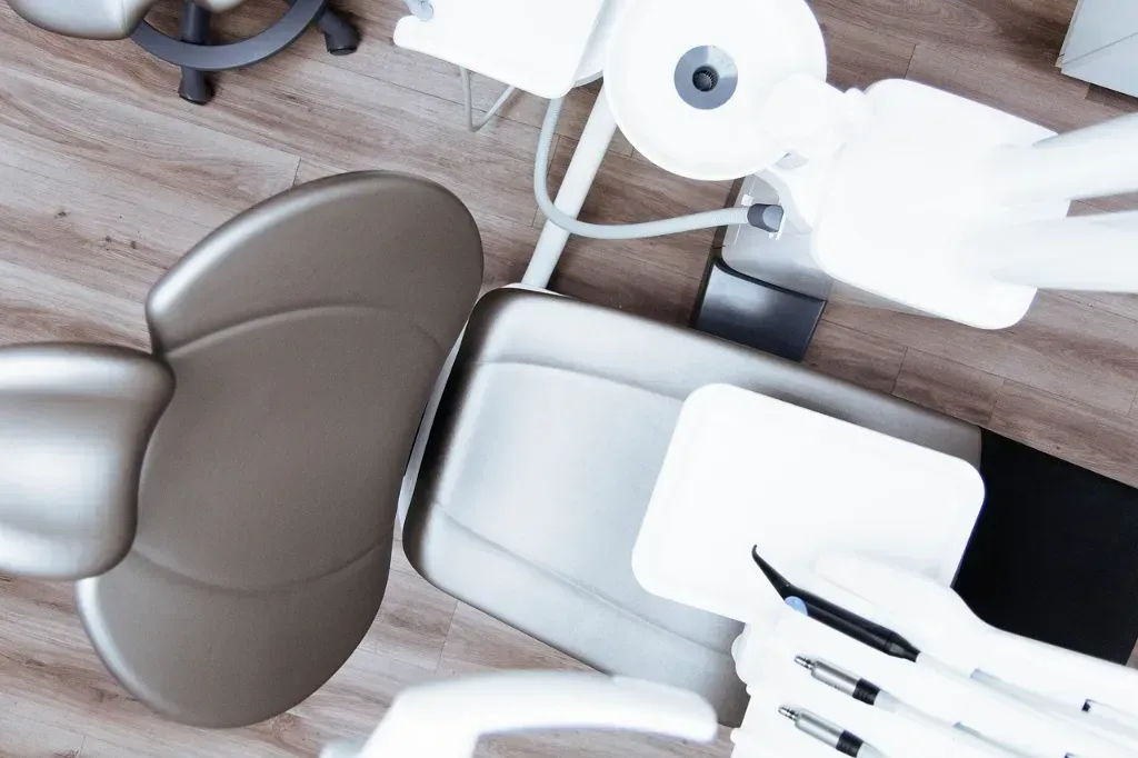 Licówki porcelanowe i kompozytowe